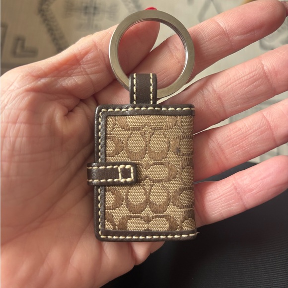 Coach photobook keychain - Picture 2 of 4